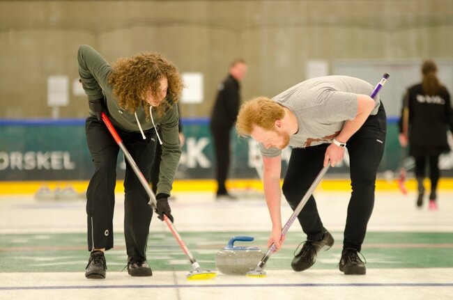 Pay and play curling